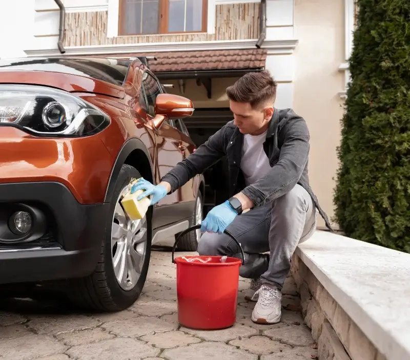 Lavage auto à domicile Précilhon : professionnel intervenant sur un véhicule